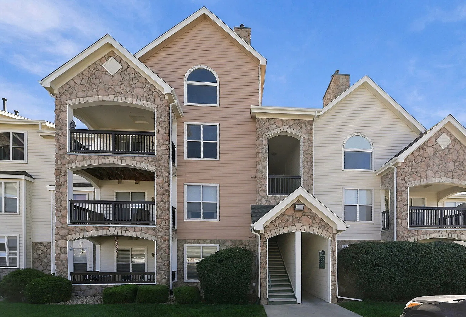 2 bed, 1.0 bath, 601 sqft, $2,260 — Photo 2