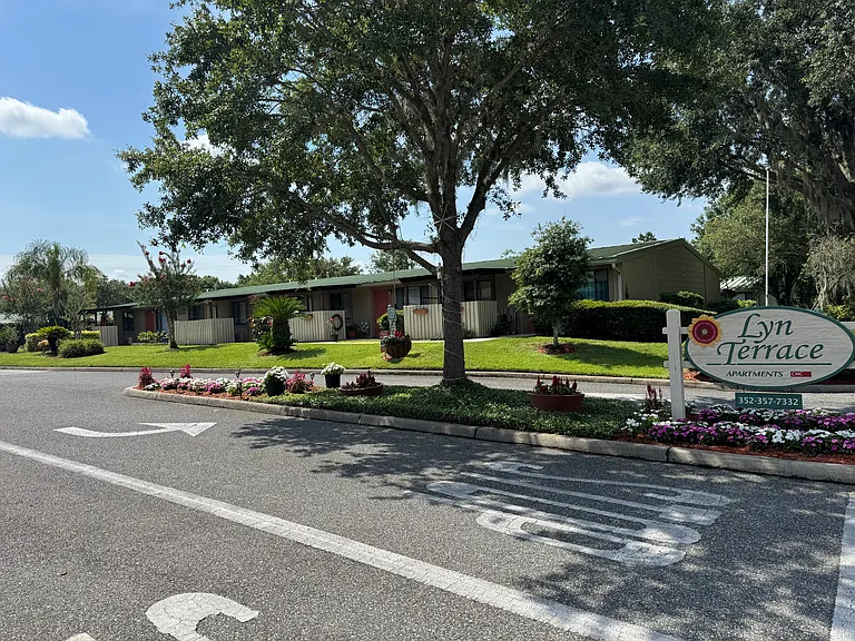 Lyn Terrace Apartments — Photo 7