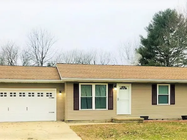 2106 Ironwood Ln, Charleston, IL 61920