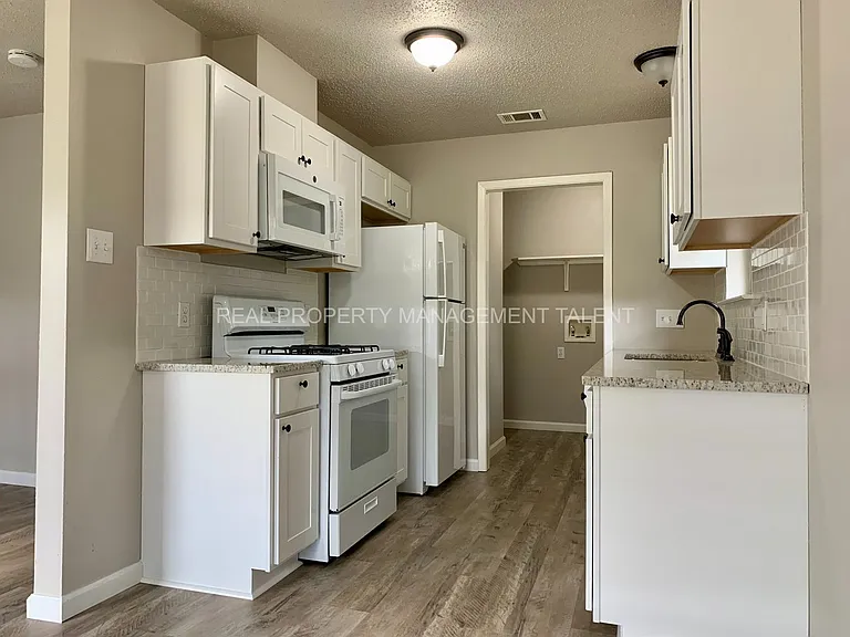 318 N Waco St — Photo 6