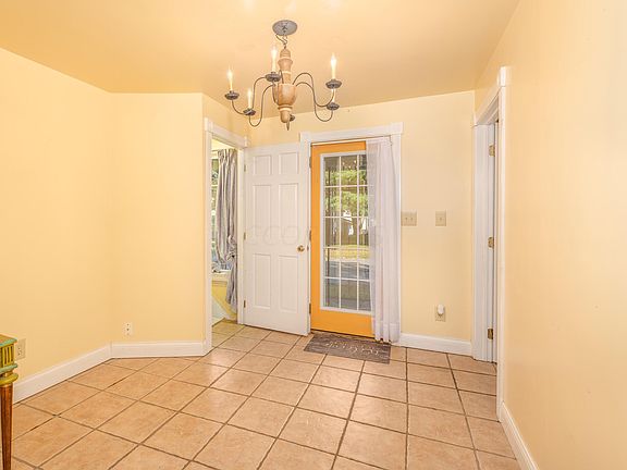 4th image of 106 E Ross St