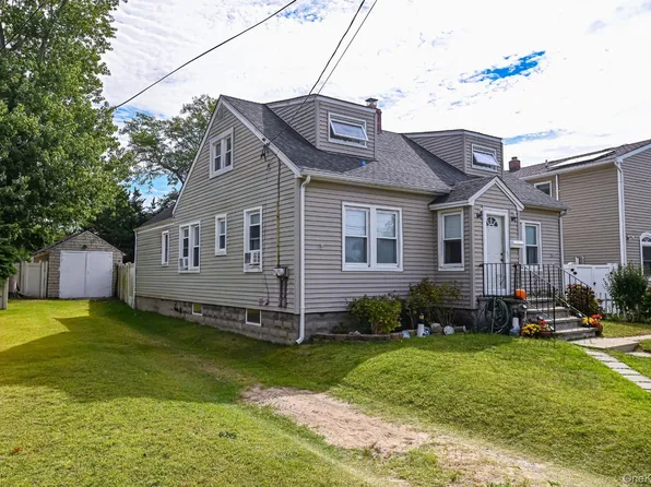7 Bailey Avenue, Babylon, NY 11702