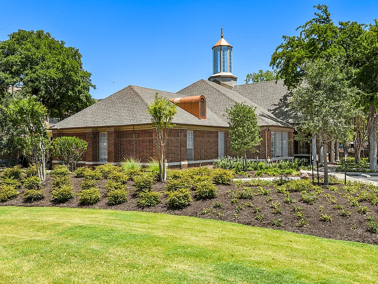 The Estate on Quarry Lake Apartment Homes — Photo 13
