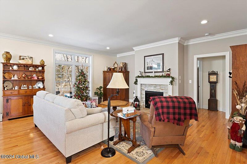5th image of 26 Lakepointe Way