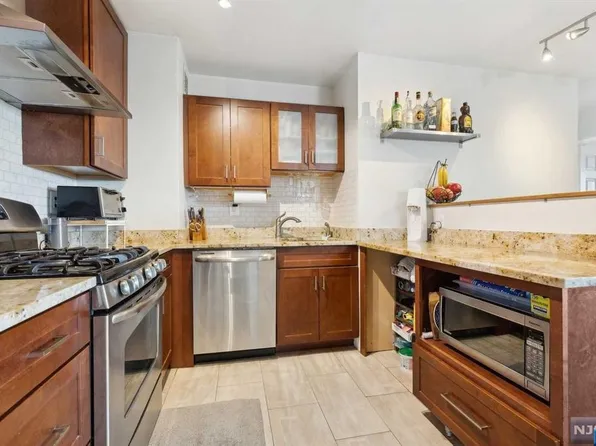 2077 Center Ave APT 15F, Fort Lee, NJ 07024