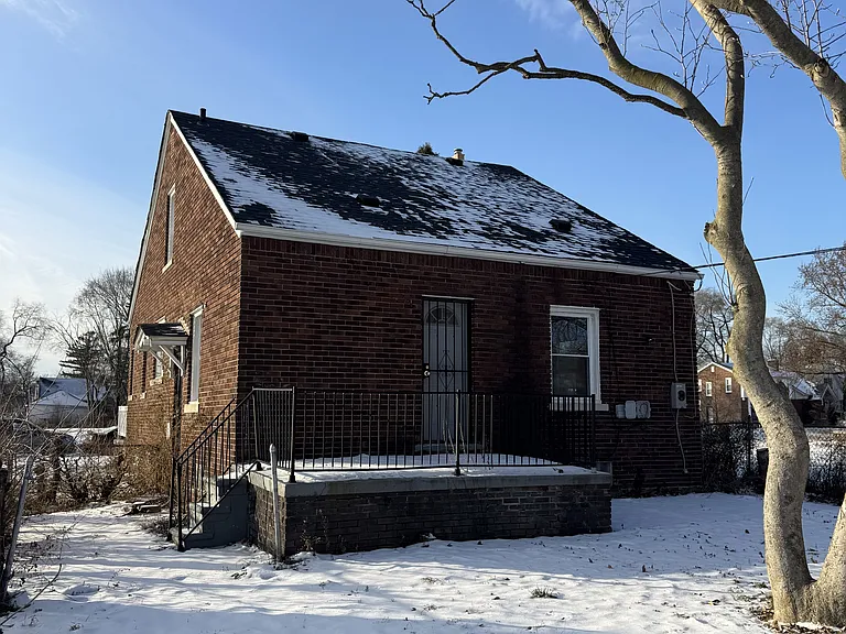 9400 Lakepointe St — Photo 12