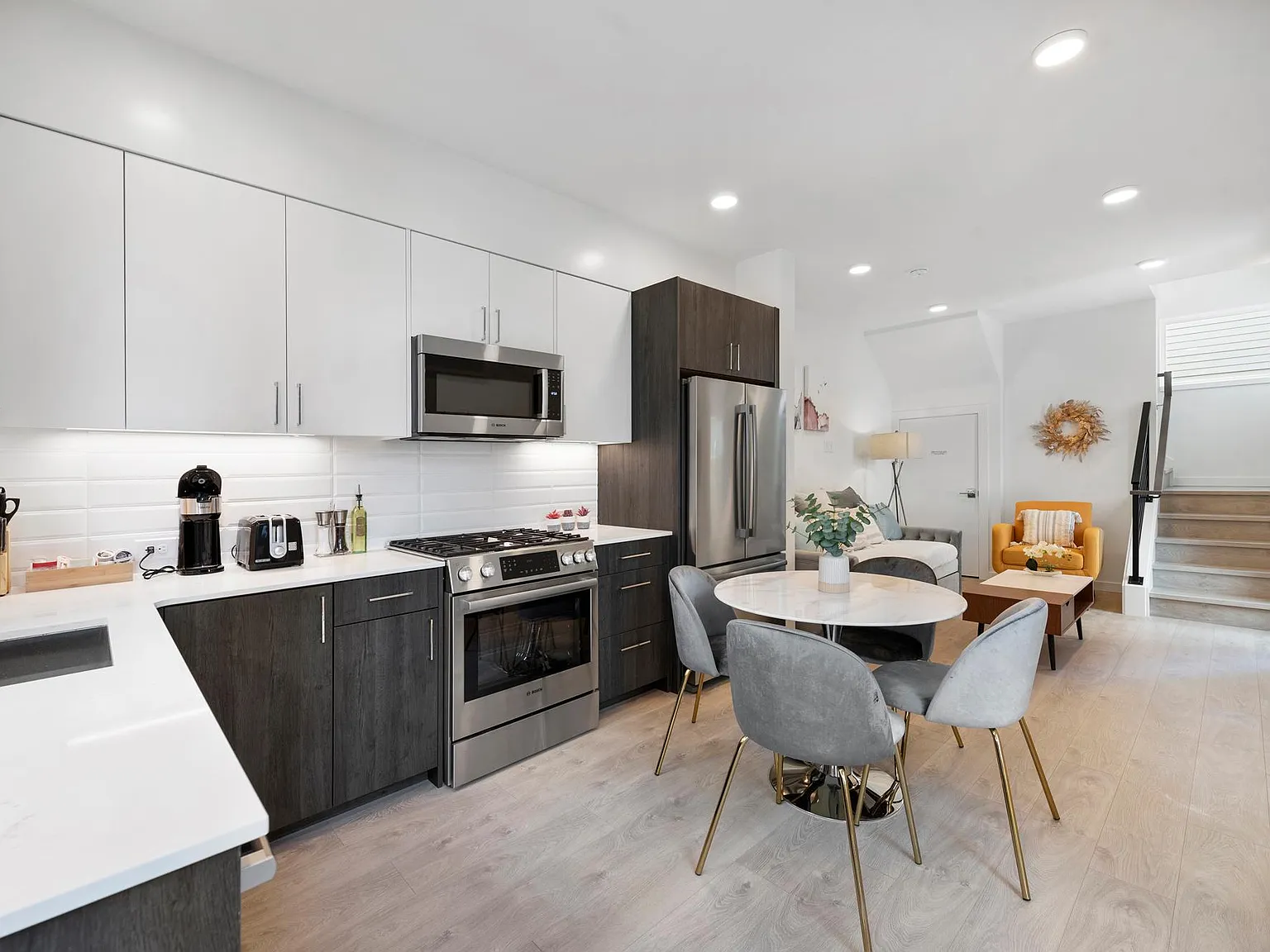 2 bed, 1000 sqft, $4,300 — Photo 3