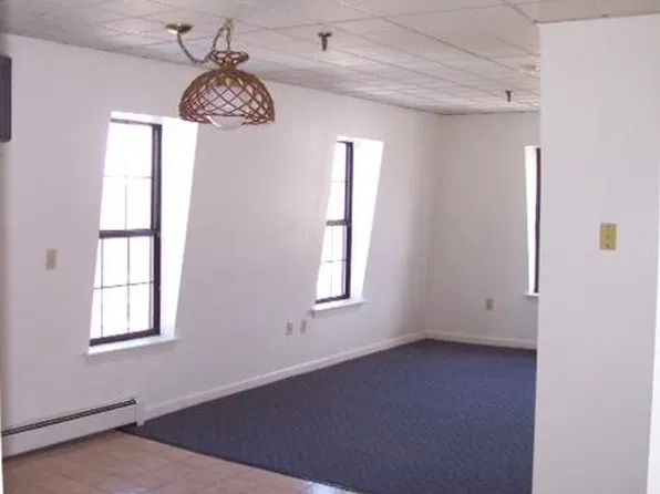 23 Sterling St APT 16, Clinton, MA 01510
