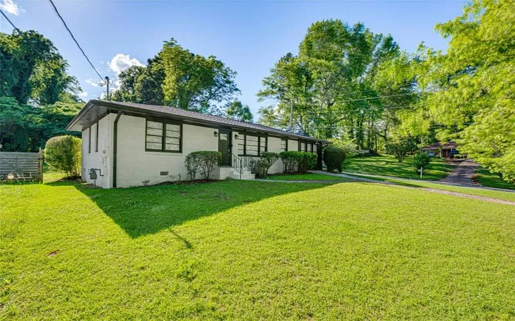 3 bed, 2.0 bath, 1404 sqft, $2,000 — Photo 1