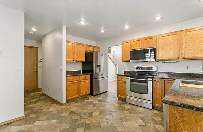 3 bed, 2776 sqft, $2,350 — Photo 4