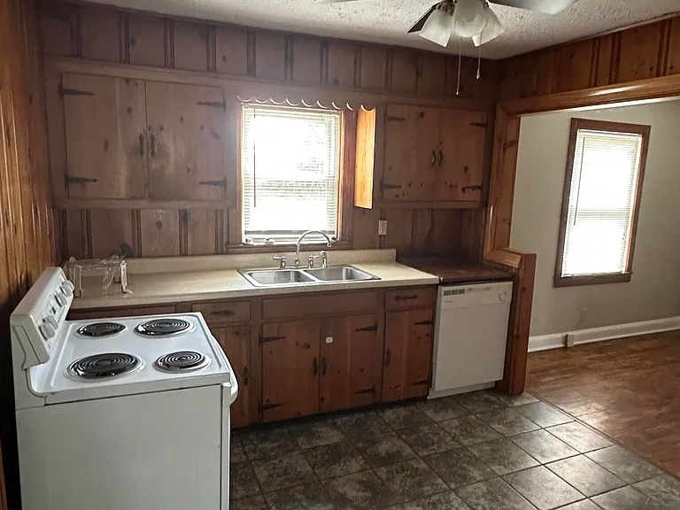 135 Willis Ave — Photo 30
