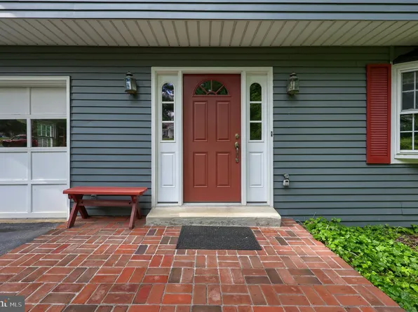 1 Ardmore Dr, Hummelstown, PA 17036