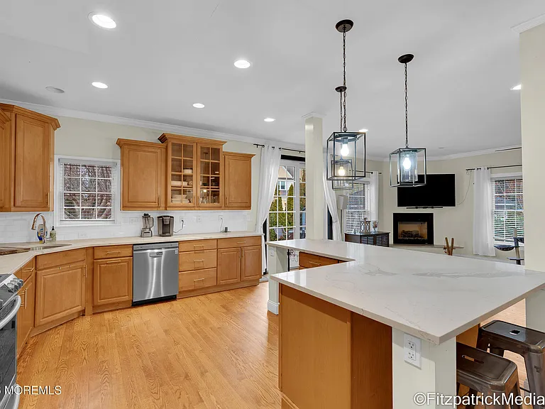 331 Richmond Ave — Photo 9