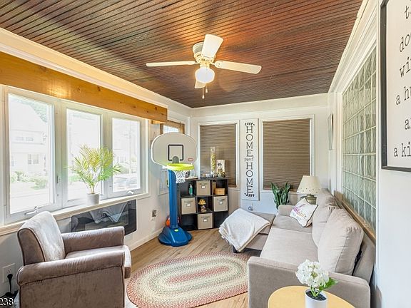 5th image of 244 Crawford Pl