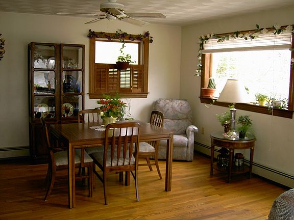 Dining rm, pic window,fan
