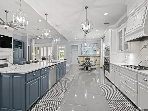 8915 Fox Gate Dr, Baton Rouge, LA 70809