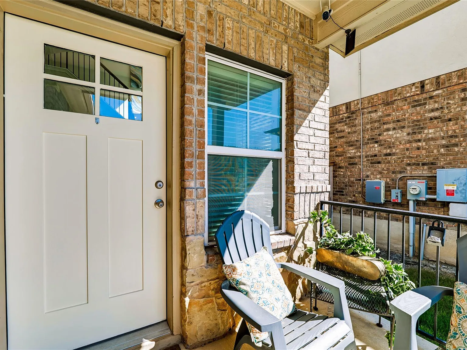 3 bed, 2.5 bath, 2034 sqft, $2,150 — Photo 2