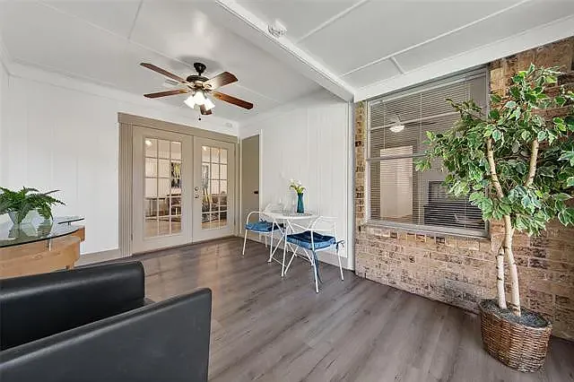 1101 N Park Dr — Photo 2