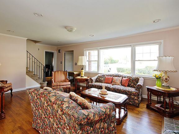 3rd image of 25 Howard Ave