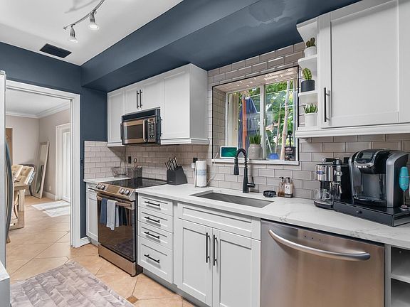 4th image of 719 NE 20th Avenue