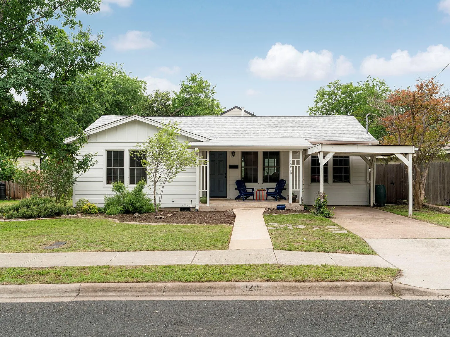 4 bed, 2.0 bath, 1380 sqft, $3,900 — Photo 2