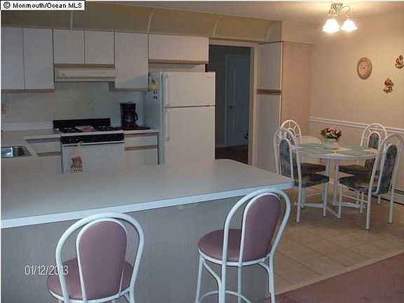 4th image of 86 Woodstock Dr
