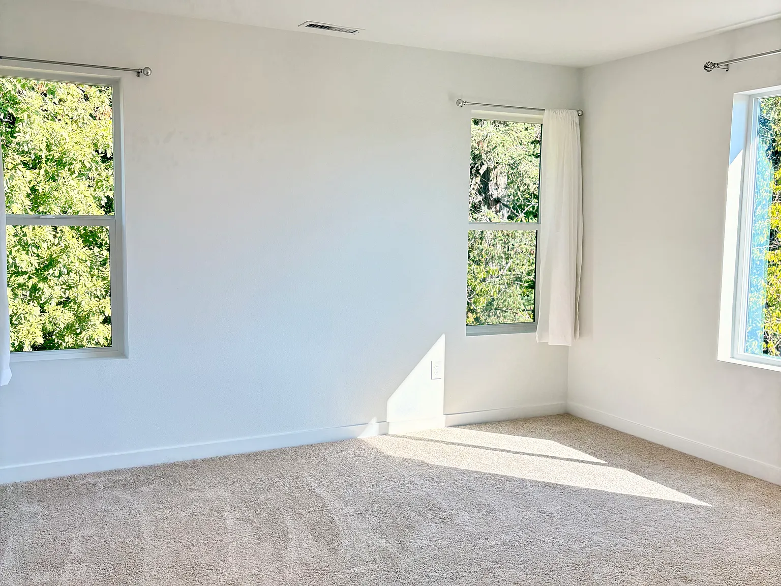 3 bed, 1363 sqft, $2,595 — Photo 4