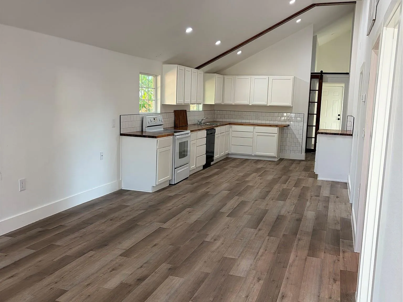 3 bed, 2.0 bath, 822 sqft, $1,800 — Photo 3