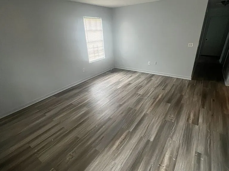 2107 Thousand Oaks Dr — Photo 2