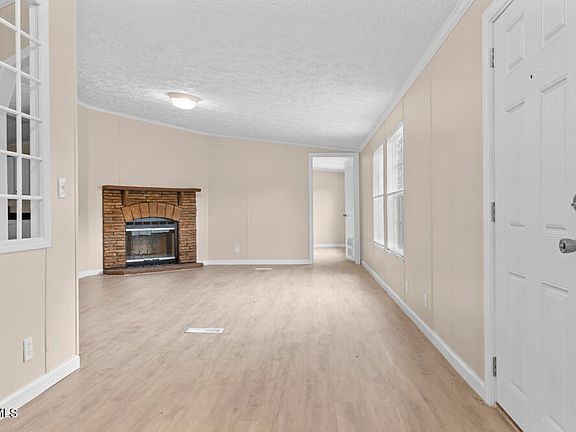 3rd image of 835 Mountain View Rd