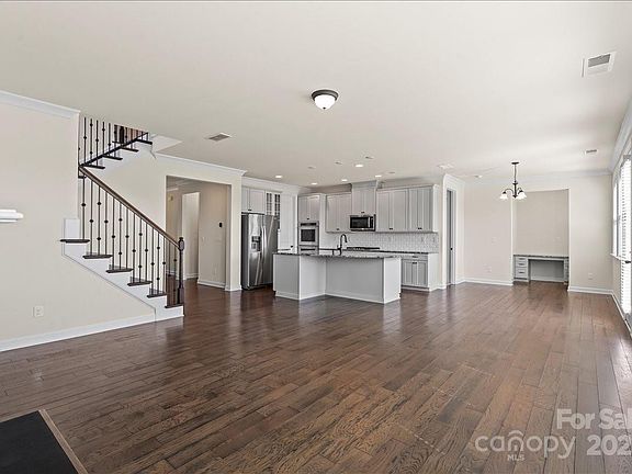 5th image of 10165 Castlebrooke Dr