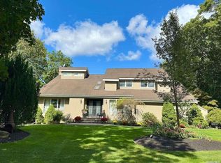 375 Liberty St, Hauppauge, NY 11788