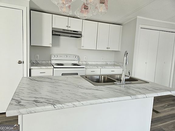 4th image of 150 Back St