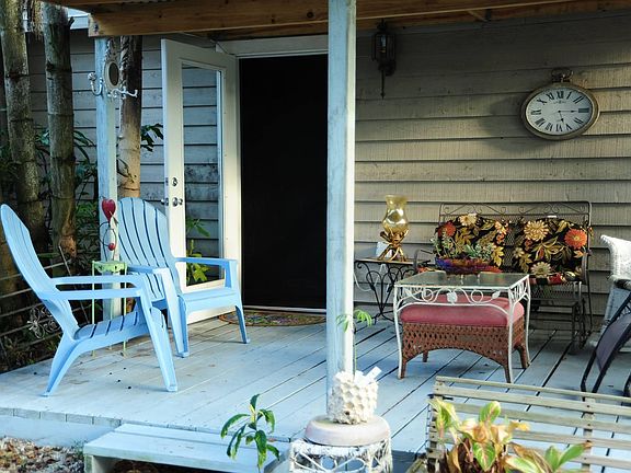 Back deck and private entrance to the Sweet Suite