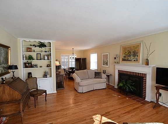 4th image of 2422 Pemberton Dr
