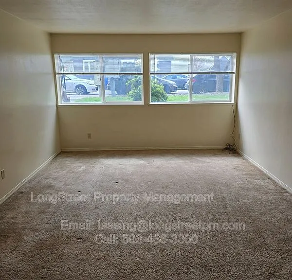 915 SW Adams Ave #11 — Photo 2