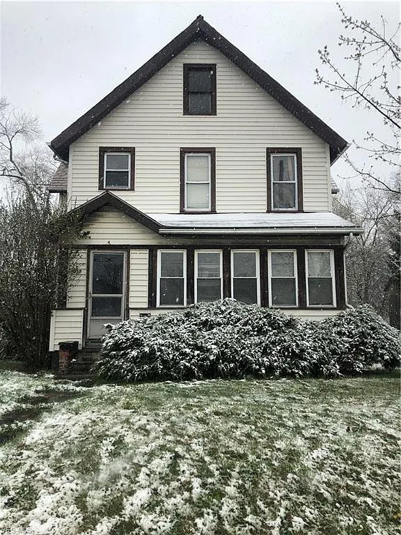 1057 Elm Rd NE photo 1