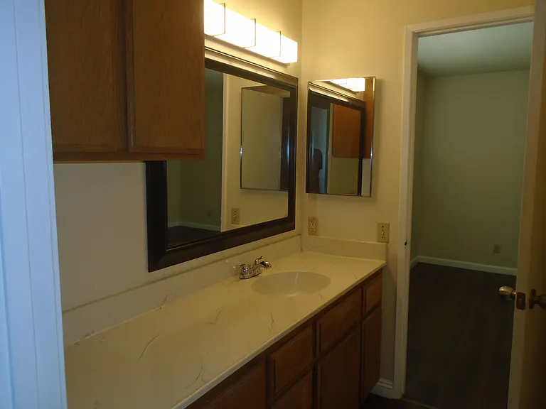 239 W Dexter St #E — Photo 6