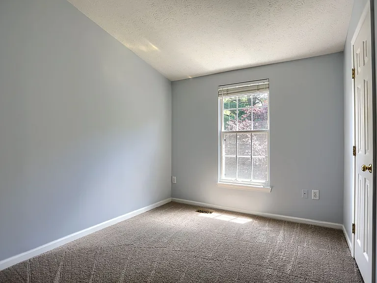 437 Ashton Ln — Photo 8