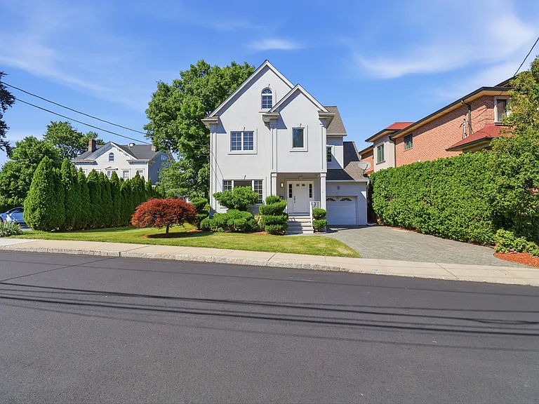 519 Summit Ave — Photo 2