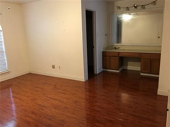 5th image of 242 E Bancroft Dr