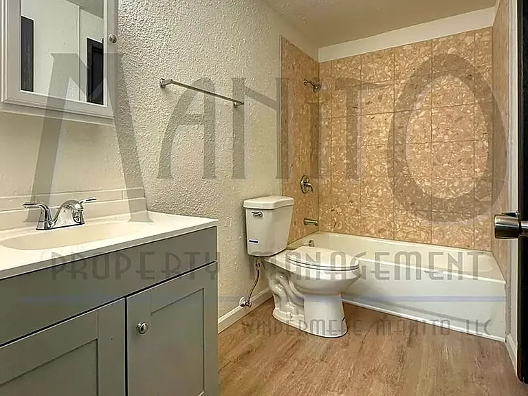 Regency Park Apartments — Photo 11