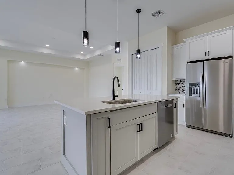 141 SW 37th Pl — Photo 8