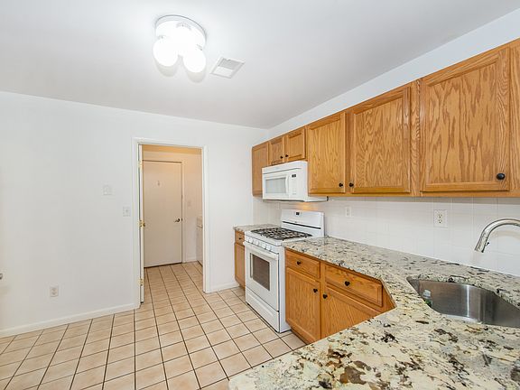 2nd image of 32 Sweetwater Ln #1