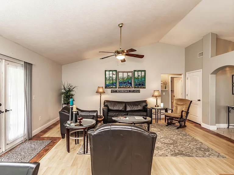 Split floor plan: master suite in south wing, hall bath and two queen bedrooms and bathroom in north wing.