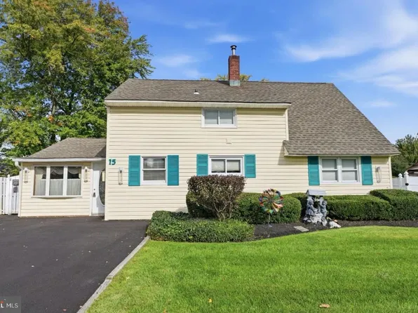 15 Ruby Ln, Levittown, PA 19055