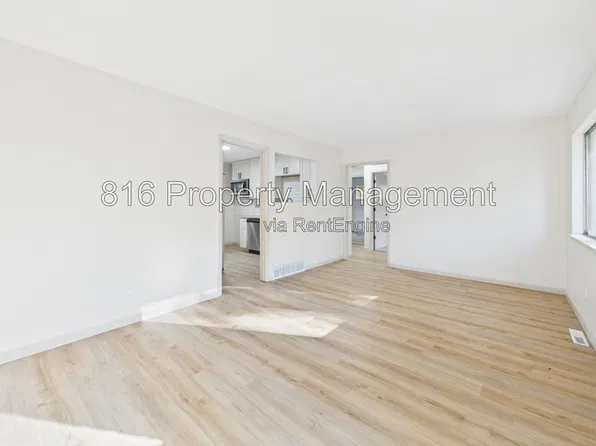 7913 Grandview St, Overland Park, KS 66204
