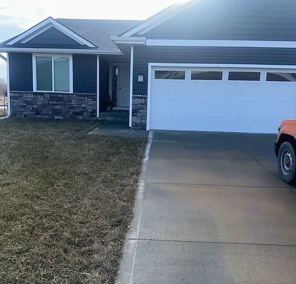 426 SE Dapple Dr — Photo 1