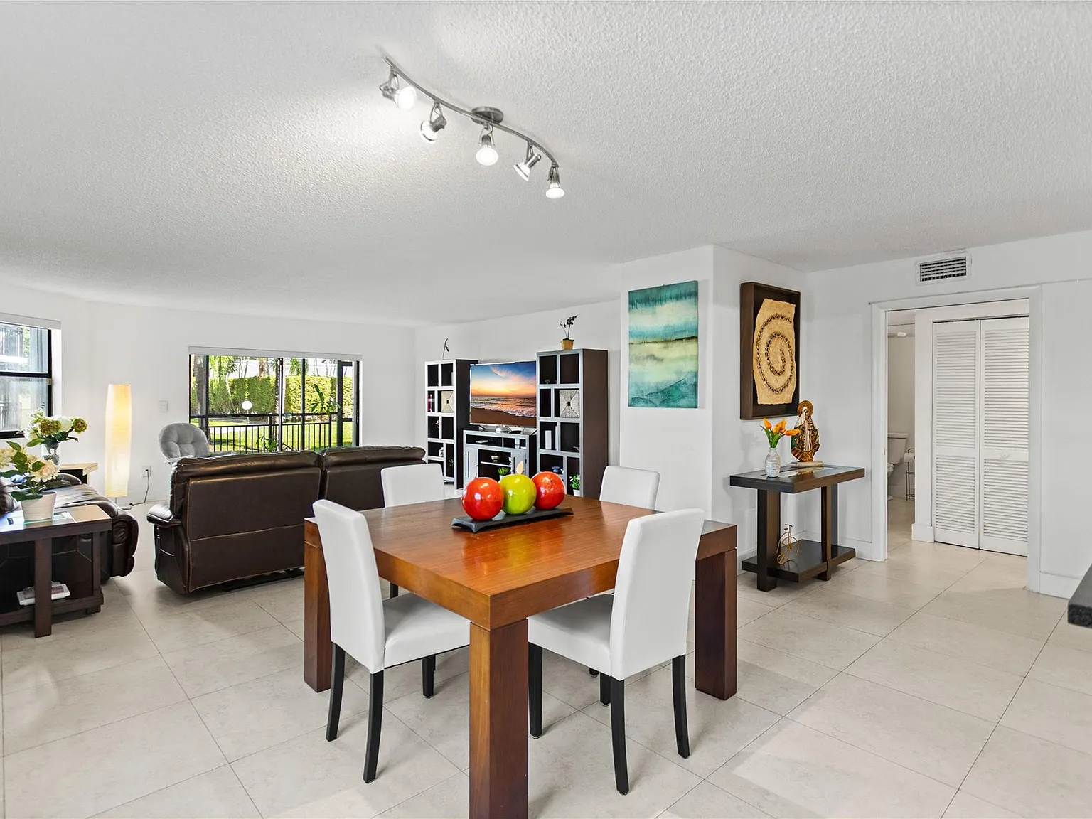 3 bed, 2.0 bath, 1707 sqft, $3,100 — Photo 3