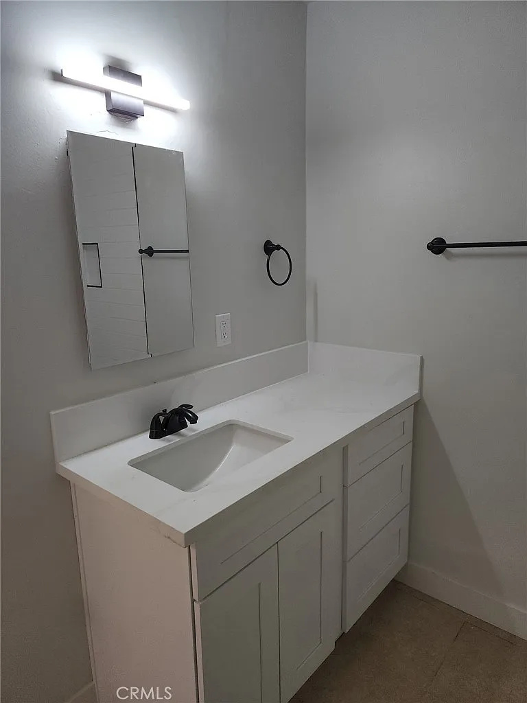 2 bed, 692 sqft, $2,300 — Photo 1